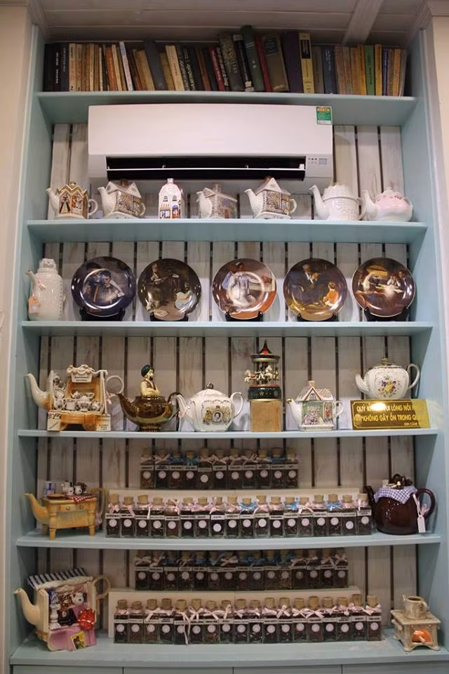 Sau khi chọn trà, bạn sẽ được nhân viên hướng dẫn chọn cho mình những tách uống trà siêu đẹp và đa dạng về kiểu dáng để phù hợp với cá tính, sở thích.