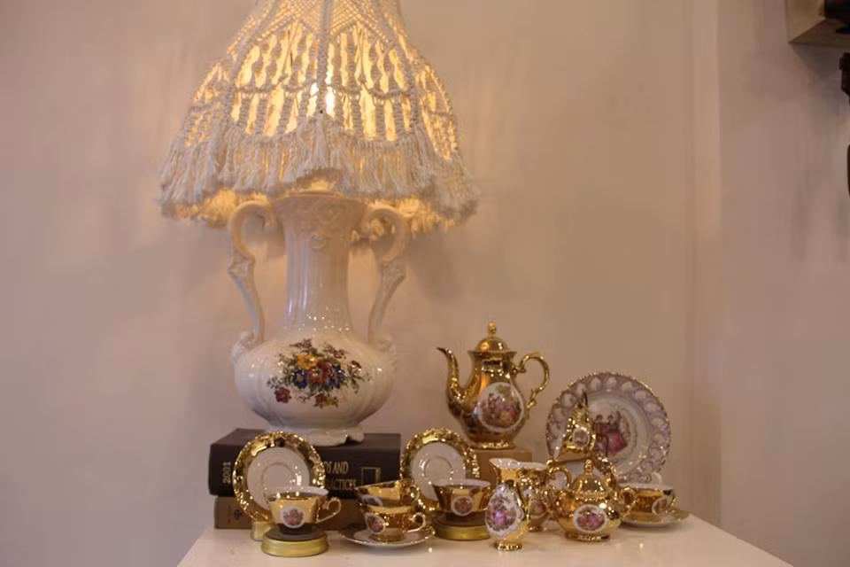 Bên cạnh đó, chính cách phục vụ cực tận tình của nhân viên quán khiến cho bạn có cảm giác thoải mái khi tới Partea. Những chi tiết nhỏ từ tủ giày đến thảm lót chân trong toilet khiến đến cả những vị khách khó tính khó có thể chê đc Partea.