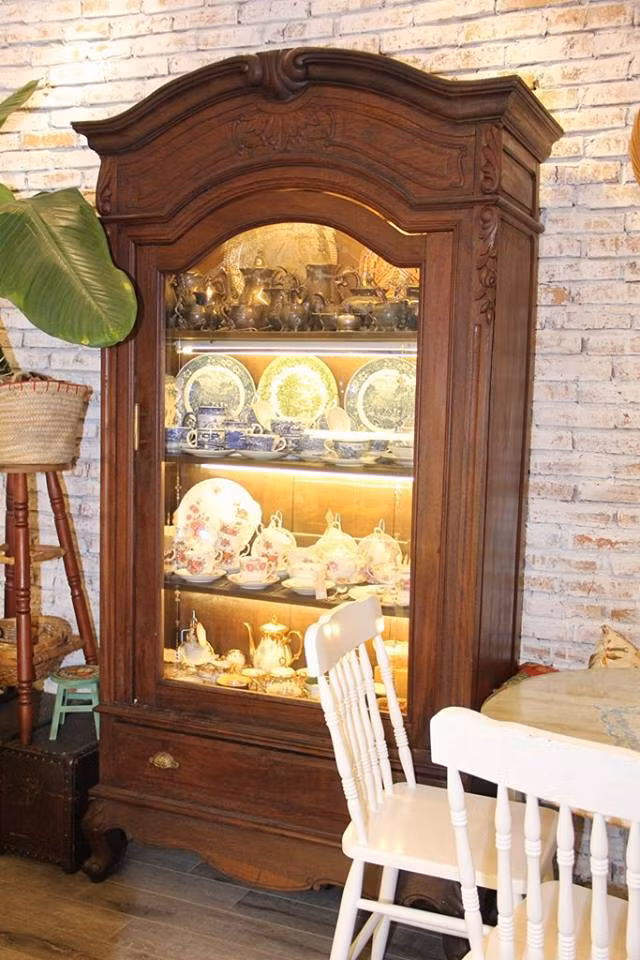 Góc nhỏ trưng bày những chiếc đĩa cực tinh xảo là background được nhiều bạn trẻ check-in khi tới Partea.