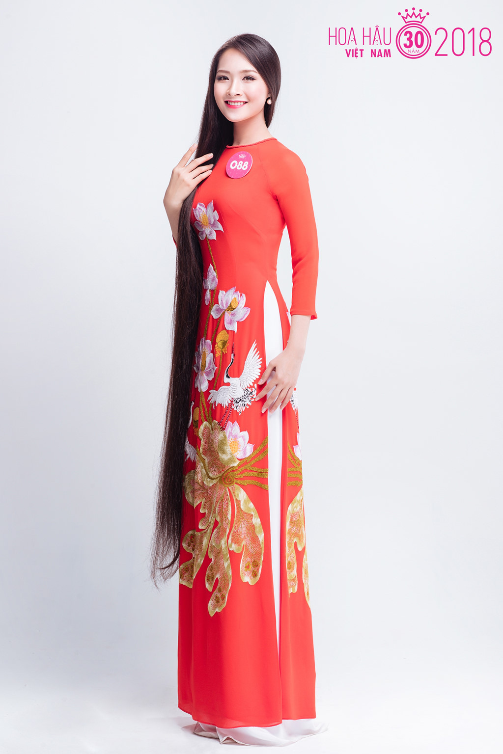 Tuy nhiên, với truyền thống của gia đình định hướng cho cô "cái răng cái tóc là góc con người" nên ngay từ nhỏ cô đã muốn giữ gìn nét đẹp đó để mái tóc dài thẳng một cách tự nhiên.