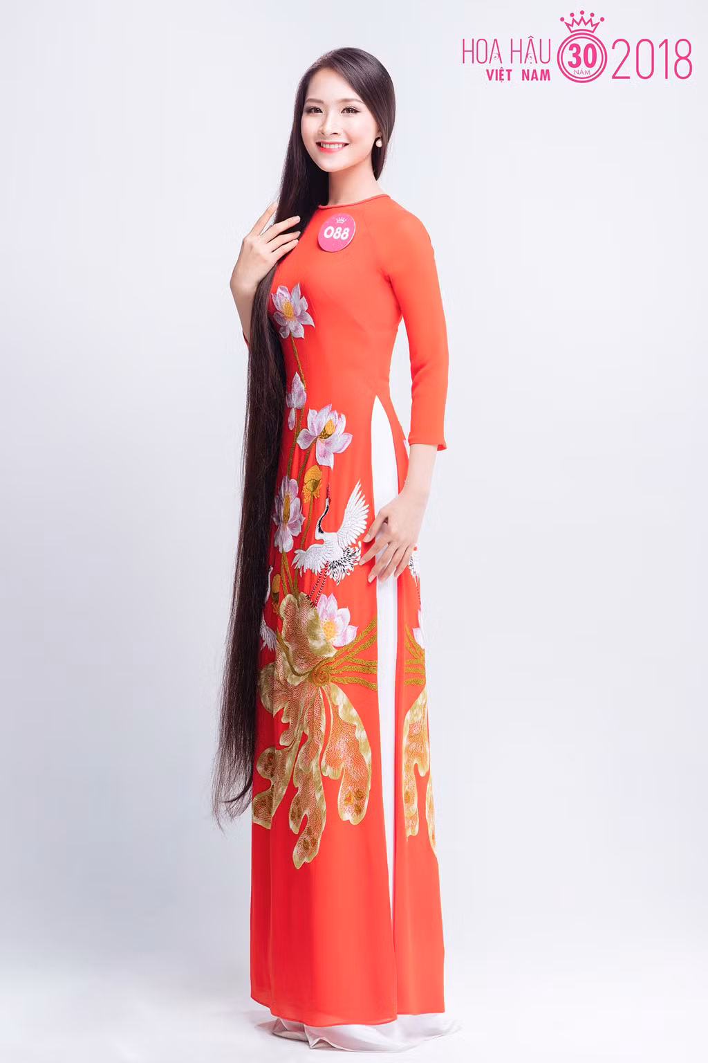 Tuy nhiên, với truyền thống của gia đình định hướng cho cô "cái răng cái tóc là góc con người" nên ngay từ nhỏ cô đã muốn giữ gìn nét đẹp đó để mái tóc dài thẳng một cách tự nhiên.