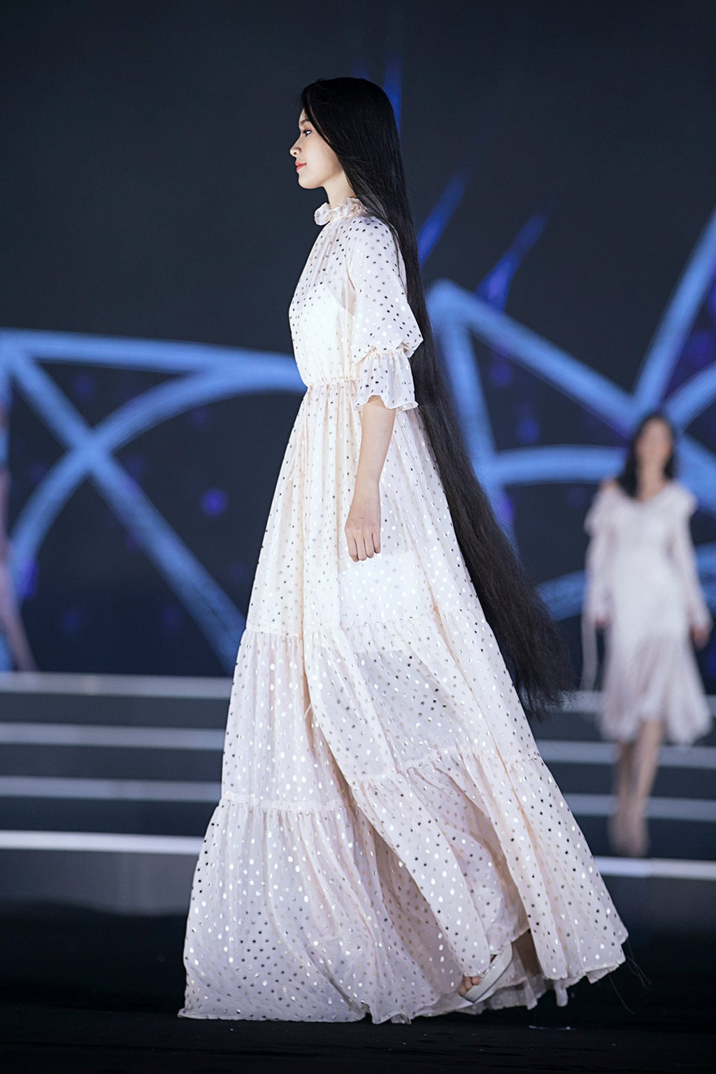 Theo Khánh Linh, việc nuôi tóc dài, cô thấy khó khăn nhiều hơn thuận lợi. Bởi trong cuộc sống hằng ngày, nhất là các hoạt động cần thiết sự năng động thì mái tóc có chút bất lợi.