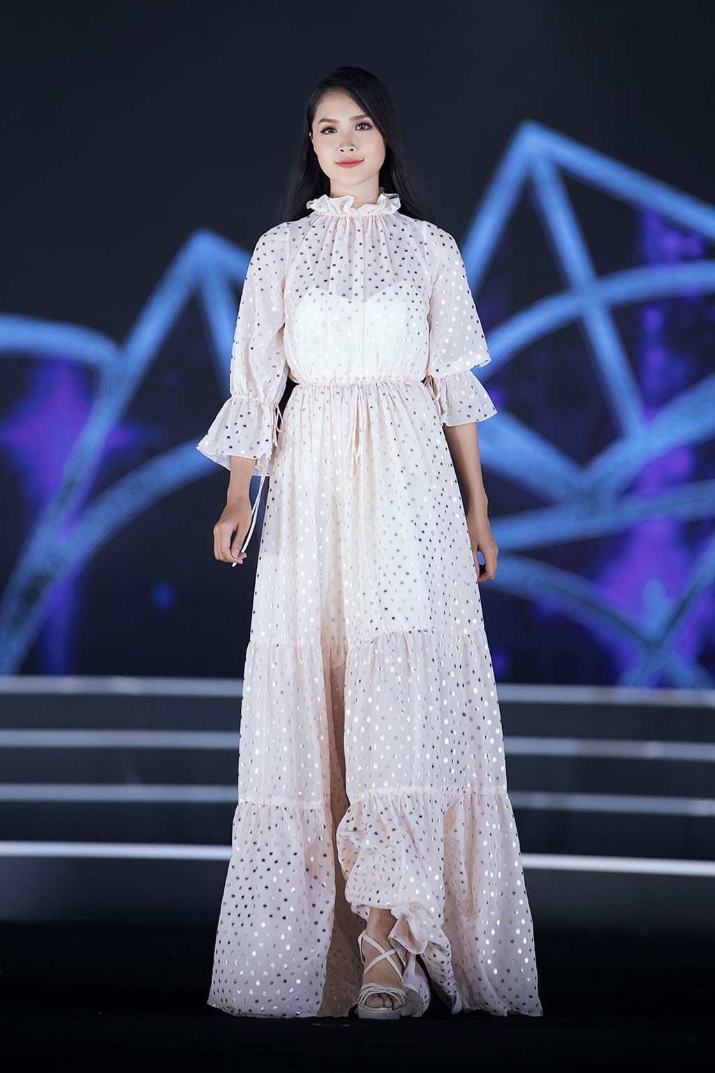 Đặc biệt khi gội đầu và chờ tóc khô khiến người đẹp cũng mất thời gian hơn.