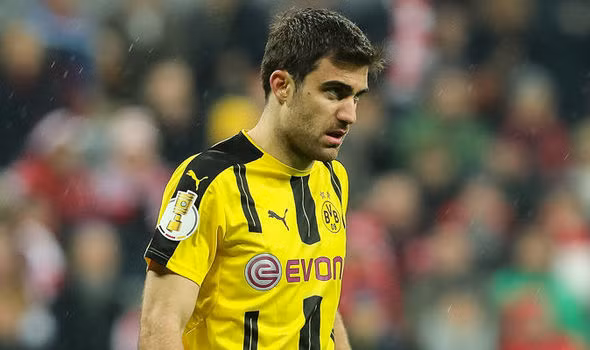 Juve nhắm Sokratis thay Bonucci: Theo Goal, Juventus chuẩn bị gửi tới Borussia Dortmund đề nghị hỏi mua trung vệ Sokratis Papastathopoulos. Ngôi sao người Hy Lạp được HLV Max Allegri xem như sự thay thế xứng đáng cho vị trí của Leonardo Bonucci, hậu vệ vừa bất ngờ gia nhập AC Milan theo bản hợp đồng có thời hạn 5 năm. Ảnh: Goal