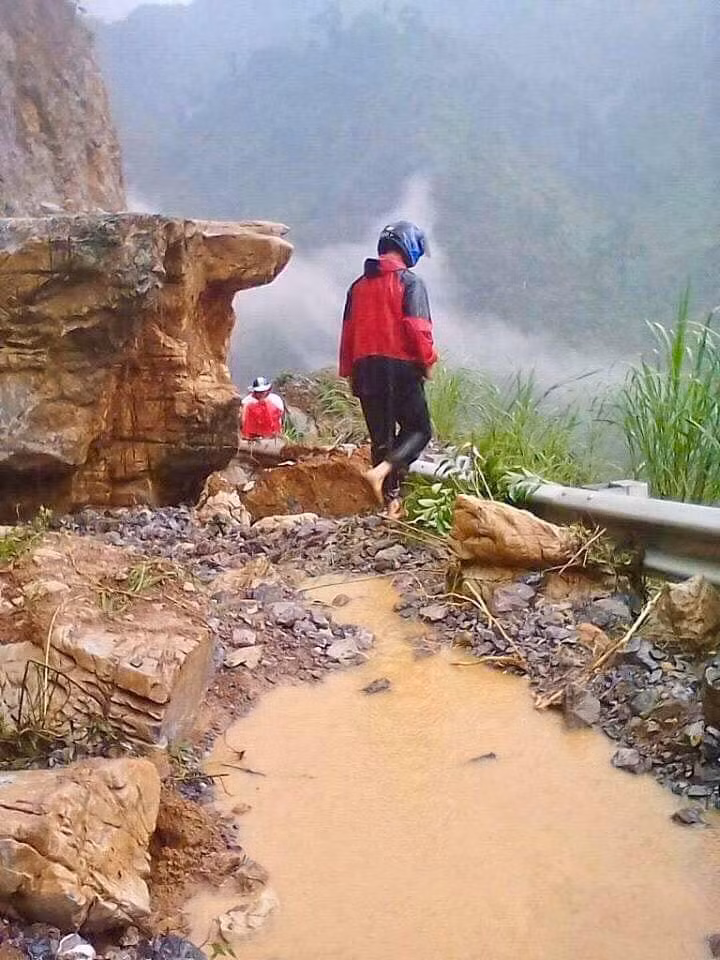 Riêng ở Lai Châu, 12 người đã mất tích do lũ cuốn trôi (Than Uyên: 01 người, Tam Đường: 01 người, Nậm Nhùn: 01 người do lũ cuối trôi; Sìn Hồ: 09 người do sạt lở đất) và 5 người bị thương.