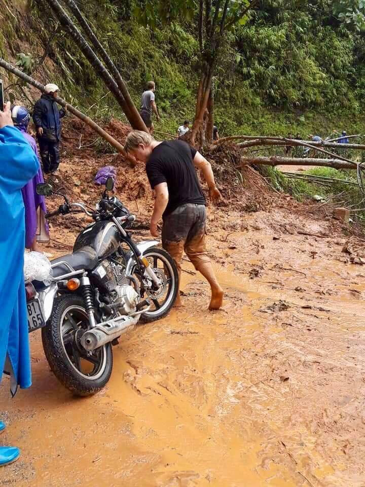 Chứng kiến những hình ảnh này, nhiều dân mạng không cầm được dòng cảm xúc xót xa cho cuộc sống của người dân miền núi phía Bắc bị ảnh hưởng nghiêm trọng bởi mưa lũ.