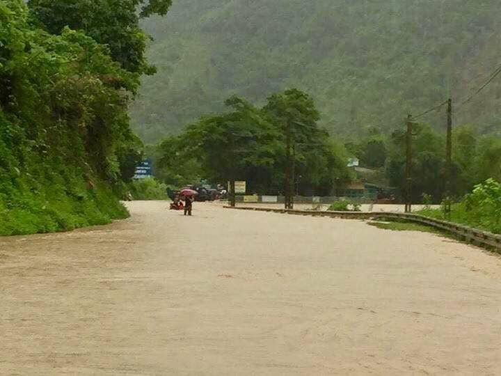 Giao thông bị ảnh hưởng nặng nề do mưa lũ khi các tuyến đường quốc lộ 4D, 279 từ Lào Cai đi Lai Châu bị sạt lở, hư hỏng gây ách tắc giao thông. Một số tuyến đường tỉnh lộ thuộc Lai Châu bị sạt lở còn gây tắc nghẽn.