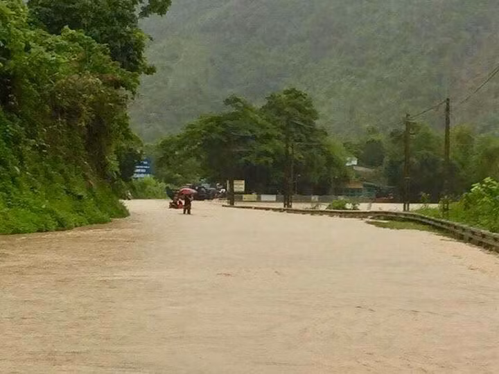 Giao thông bị ảnh hưởng nặng nề do mưa lũ khi các tuyến đường quốc lộ 4D, 279 từ Lào Cai đi Lai Châu bị sạt lở, hư hỏng gây ách tắc giao thông. Một số tuyến đường tỉnh lộ thuộc Lai Châu bị sạt lở còn gây tắc nghẽn.