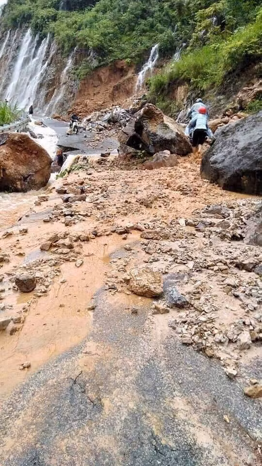 Nickname Minh Tiến chia sẻ: "Sao lại chọn đúng ngày thế. Đúng ngày các em 2000 bước vào kì thi tốt nghiệp THPT để xảy ra. Mưa lũ nhìn thôi khổ lắm. Quê em Yên Bái nhìn cảnh này mà phát hãi. Nước sông suối chẳng hiểu ở đâu ra mà cứ cuồn cuộn rồi đục ngầu. Nhìn thấy người bị cuốn đi mà chẳng biết làm sao để cứu".