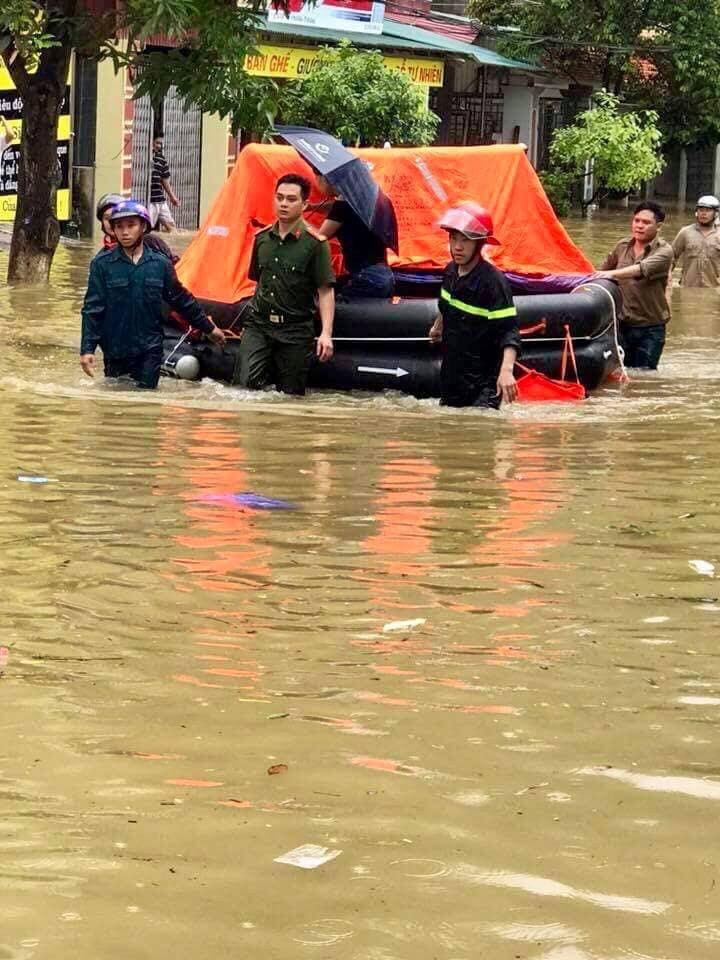 Những chiếc xuồng cứu hộ lớn đã được huy động làm nhiệm vụ di chuyển người và của cải đến vị trí an toàn.