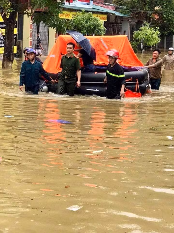 Những chiếc xuồng cứu hộ lớn đã được huy động làm nhiệm vụ di chuyển người và của cải đến vị trí an toàn.