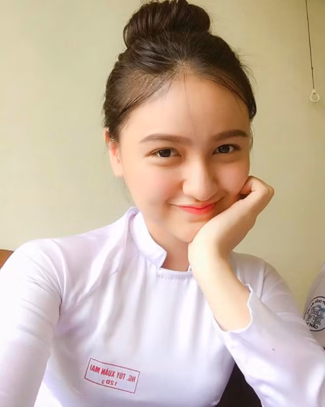 Như đã biết, Mai Tây tên thật là Nguyễn Túy Xuân Mai, học sinh lớp 12 trường THPT Châu Văn Liêm (Cần Thơ). Sở dĩ có cái tên Mai Tây là vì gương mặt khá đẹp với những đường nét con lai giữa Việt và Tây nhưng thực chất, cô bạn này chảy trong mình 100% dòng máu Việt Nam.