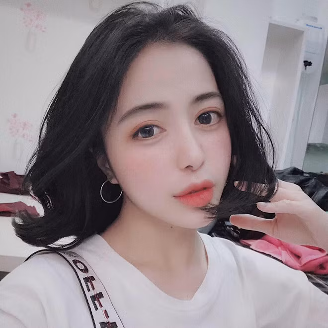 Theo dõi những chia sẻ của Trang Anna trên trang cá nhân, nhiều người không khỏi bất ngờ trước chuyện tình cảm của cặp đôi này. Bởi chỉ mới vài thắng trước đây, cô hot girl này còn đang vướng lùm xùm với bạn trai cũ là diễn viên trong phim Mắt Biếc - Trần Nghĩa.