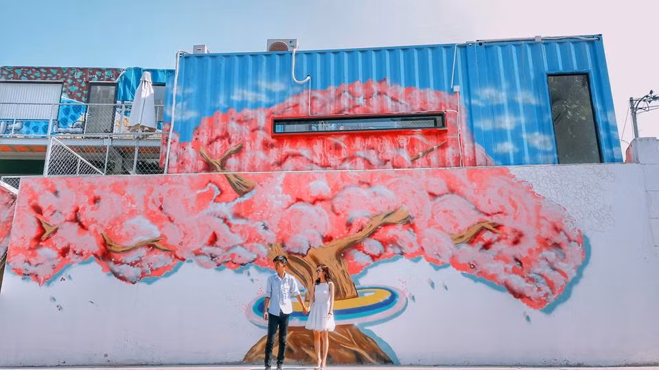 Chưa cần đưa nhau đi khắp thế gian, chỉ cần chia sẻ những tấm ảnh cùng nhau rong ruổi qua những địa danh nổi tiếng dọc theo dải đất hình chữ S, cặp đôi Việt Dương và Ngọc Trinh cũng đủ khiến người xem phải ghen tị rất nhiều.