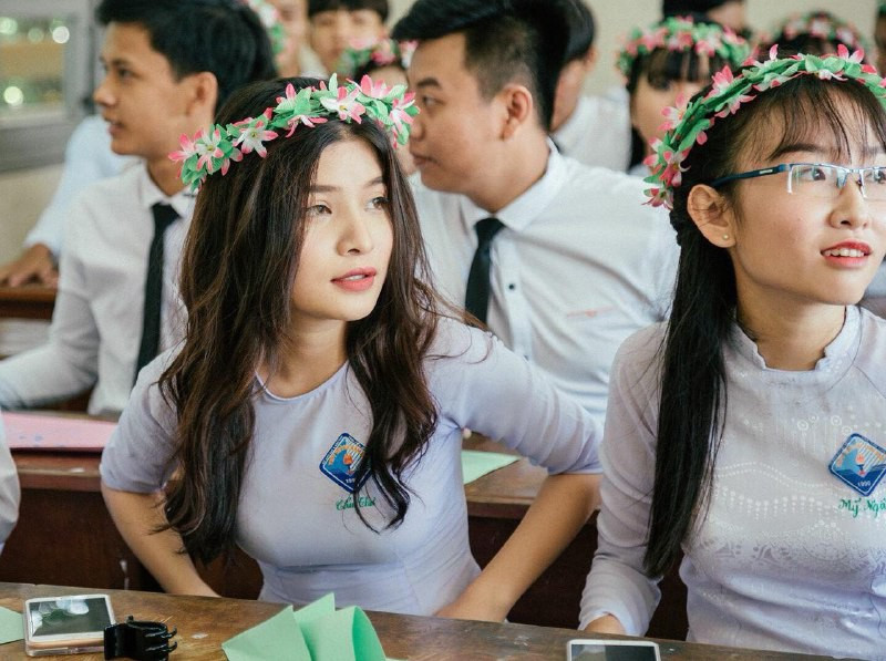 Mua chia tay, nu sinh dien ao dai trang la “auto” xinh