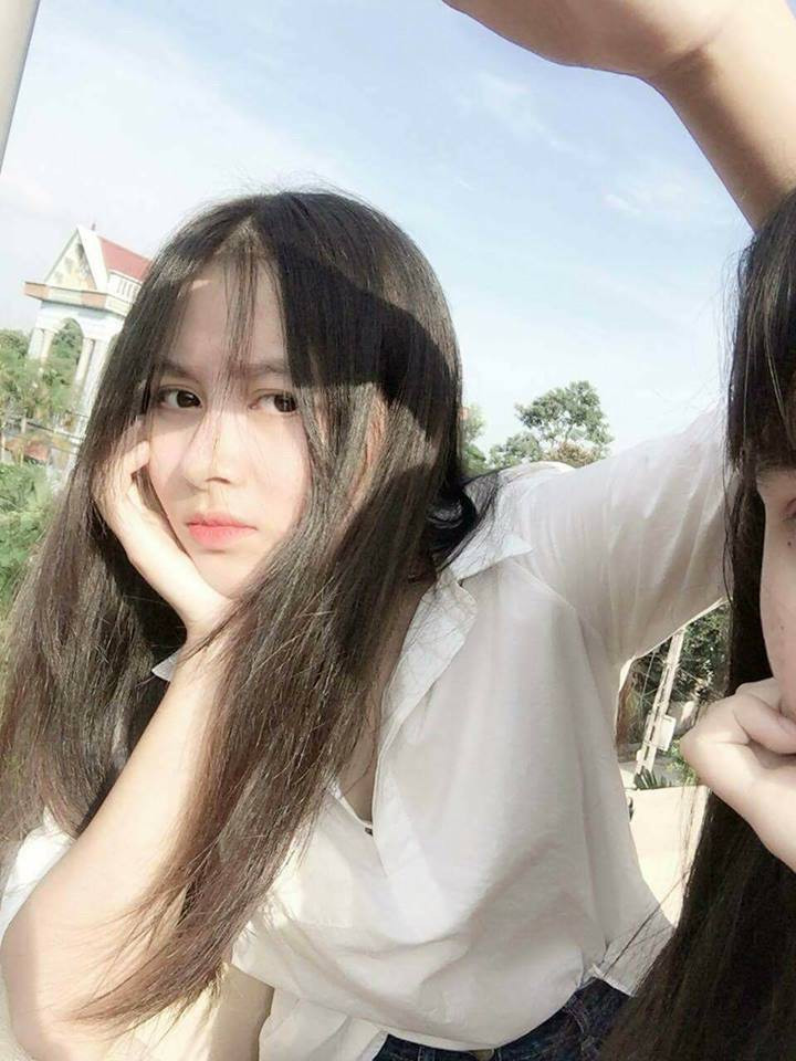 Mái tóc đen dài cùng gương mặt đẹp và đặc biệt là chiếc áo dài với nhiều kiểu cách các nữ sinh khoe vẻ đẹp dịu dàng.