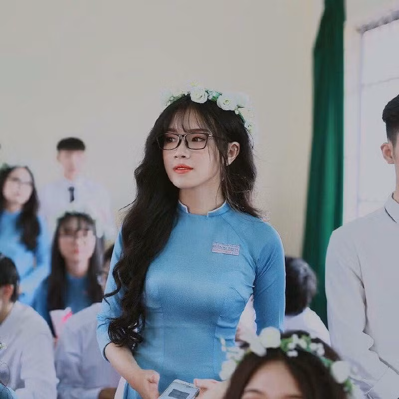 Có thể nói, nữ sinh Việt xinh nhất là khi xoã tóc và mặc áo dài, bởi vì những lúc ấy cô nàng nào cũng dịu dàng và nữ tính đến khó tả.