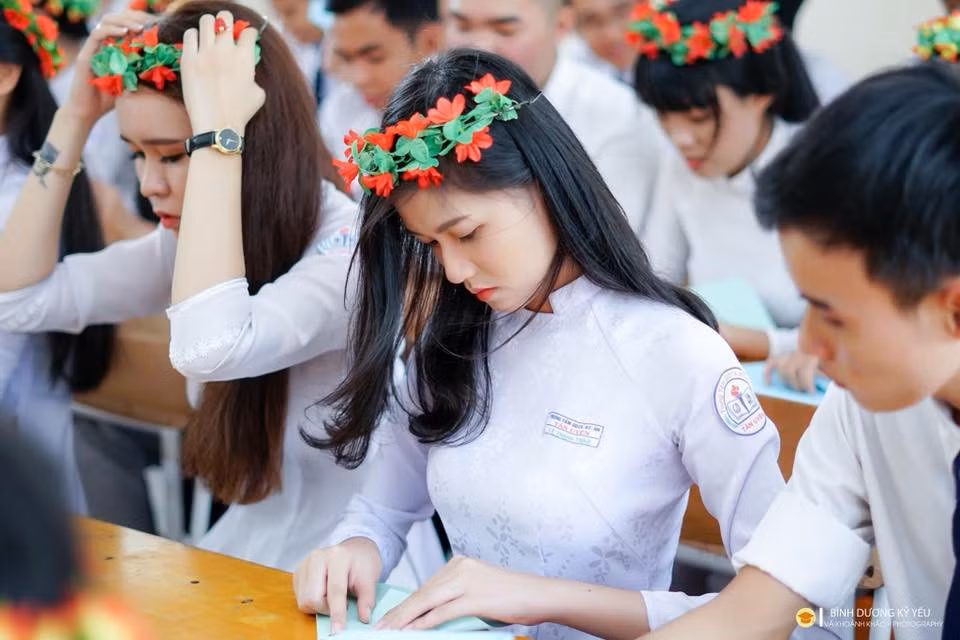 Dù buồn vì sắp phải chia tay bạn cũ, trường cũ với bao kỉ niệm nhưng các nữ sinh lại mang đến cho dân mạng sự xao xuyến khi ngắm mình mặc áo dài.