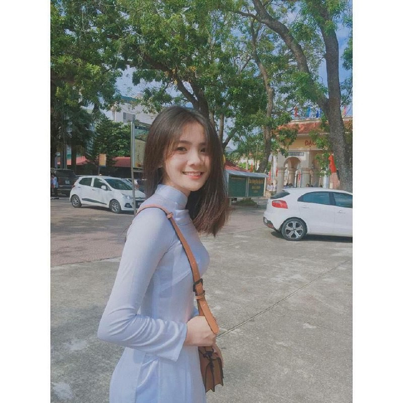 Ngay phía dưới bài viết này, cư dân mạng thi nhau chia sẻ những tấm hình mặc áo dài của mình với nét dịu dàng và trong sáng của những cô nữ sinh khiến mọi người phải mê mẩn