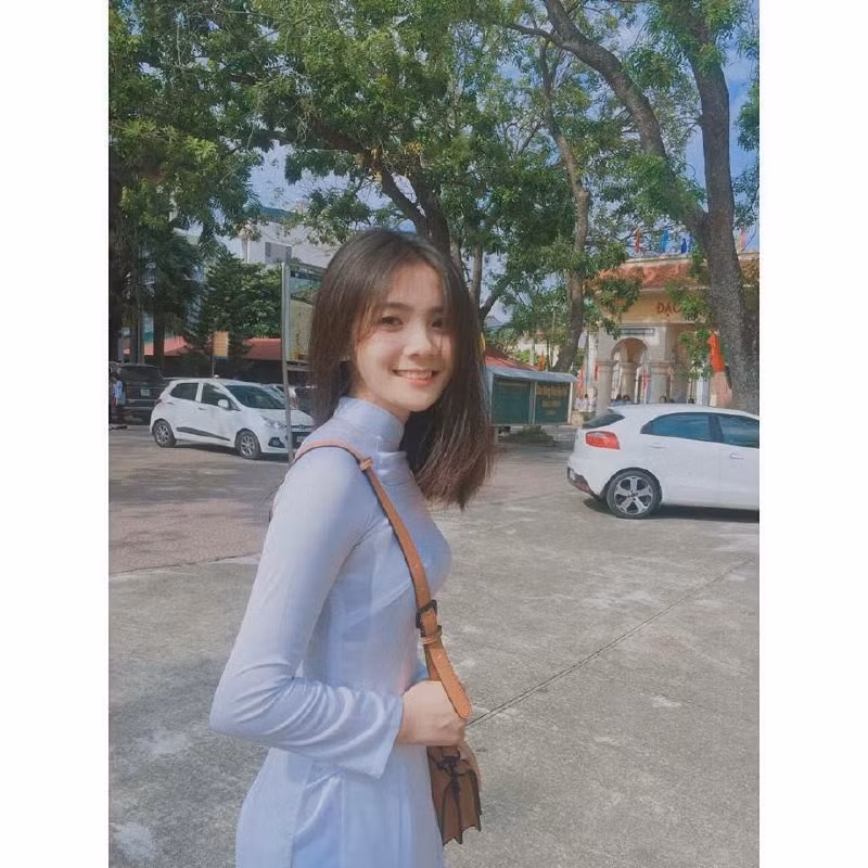 Ngay phía dưới bài viết này, cư dân mạng thi nhau chia sẻ những tấm hình mặc áo dài của mình với nét dịu dàng và trong sáng của những cô nữ sinh khiến mọi người phải mê mẩn