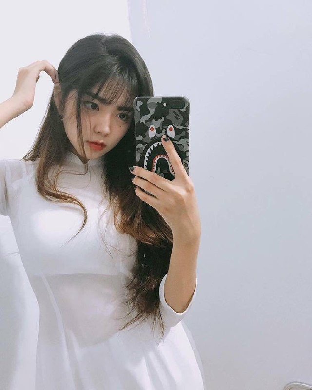 Nhẹ nhàng, trong sáng và vô cùng tinh tế là những gì mà dân mạng cảm nhận được sau khi xem những bức ảnh mà các nữ sinh khoe khi diện chiếc áo dài trắng truyền thống của mùa chia tay.