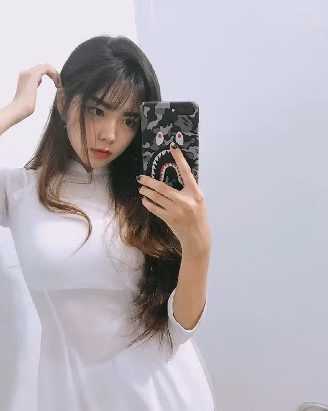 Nhẹ nhàng, trong sáng và vô cùng tinh tế là những gì mà dân mạng cảm nhận được sau khi xem những bức ảnh mà các nữ sinh khoe khi diện chiếc áo dài trắng truyền thống của mùa chia tay.