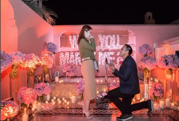 Cuộc sống độc thân đang mỹ mãn thì mới đây thiên kim tiểu tư nhà tỷ phú Tan bất ngờ tuyên bố đính hôn với người bạn trai lâu năm là Faliq Nasimuddin (32 tuổi), người thừa kế tập đoàn Naza Malaysia.