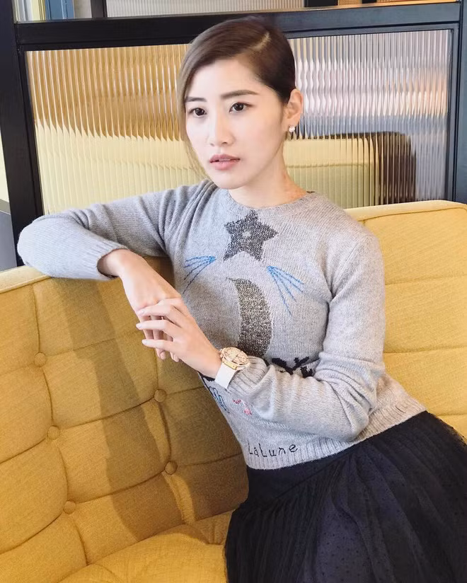 Chryseis Tan (29 tuổi) là tiểu thư của tỷ phú Malaysia Vincent Tan, người sở hữu khối tài sản trị giá 1,1 tỷ USD. Công ty Berjaya của gia đình cô có xuất phát điểm từ ngành bảo hiểm nhưng đã dần lấn sân sang các lĩnh vực xổ số, dịch vụ ăn uống, tài chính, chứng khoán, du lịch và bất động sản để rồi giờ đây, Berjaya trở thành một trong những tập đoàn hùng mạnh nhất châu Á.