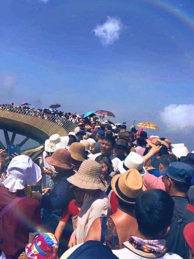 Kì nghỉ lễ 30/4 - 1/5 kéo dài tận 5 ngày nên người người nhà nhà đã kéo nhau đi du lịch khiến các địa điểm nổi tiếng luôn quá tải và cầu Vàng Đà Nẵng cũng không ngoại lệ.