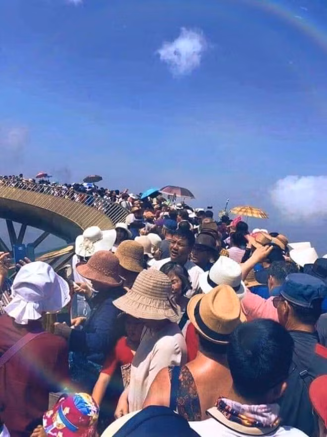 Kì nghỉ lễ 30/4 - 1/5 kéo dài tận 5 ngày nên người người nhà nhà đã kéo nhau đi du lịch khiến các địa điểm nổi tiếng luôn quá tải và cầu Vàng Đà Nẵng cũng không ngoại lệ.