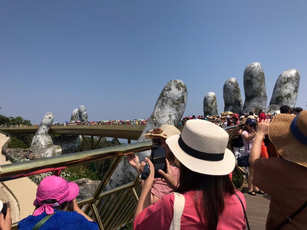 Cầu Vàng Đà Nẵng là điểm đến đã gây sốt khắp thế giới khi liên tục được những trang báo và blog uy tín dùng nhiều mỹ từ ca ngợi. Vậy nên, ai cũng muốn check-in với cây cầu có thiết kế rất kì vĩ và độc đáo này.