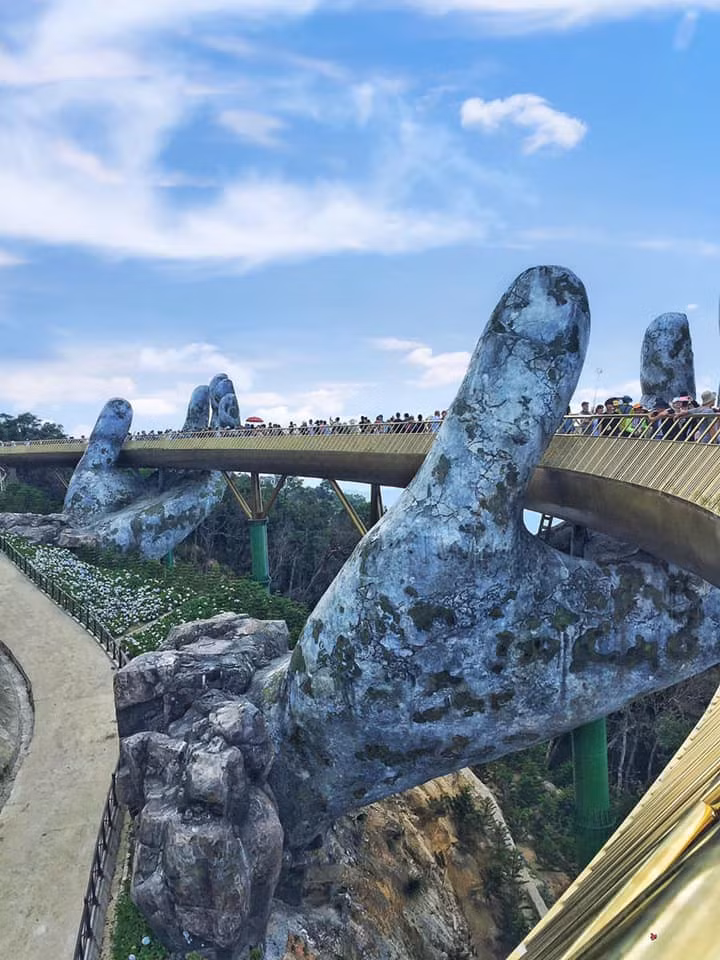 Nickname Tuan Anh chia sẻ rằng: "Đông thế này thì không biết chụp ảnh kiểu gì nhỉ. Chụp xong chả thấy cầu đâu chỉ thấy lố nhố ngoài người".