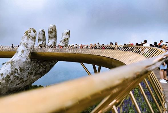 Chứng kiến hình ảnh cầu Vàng đông nghẹt người, nhiều dân mạng đã để lại bình luận rôm rả. Đa phần đều cho rằng, thật khó khăn để có bức ảnh đẹp nếu như cây cầu này cứ đông người qua lại.