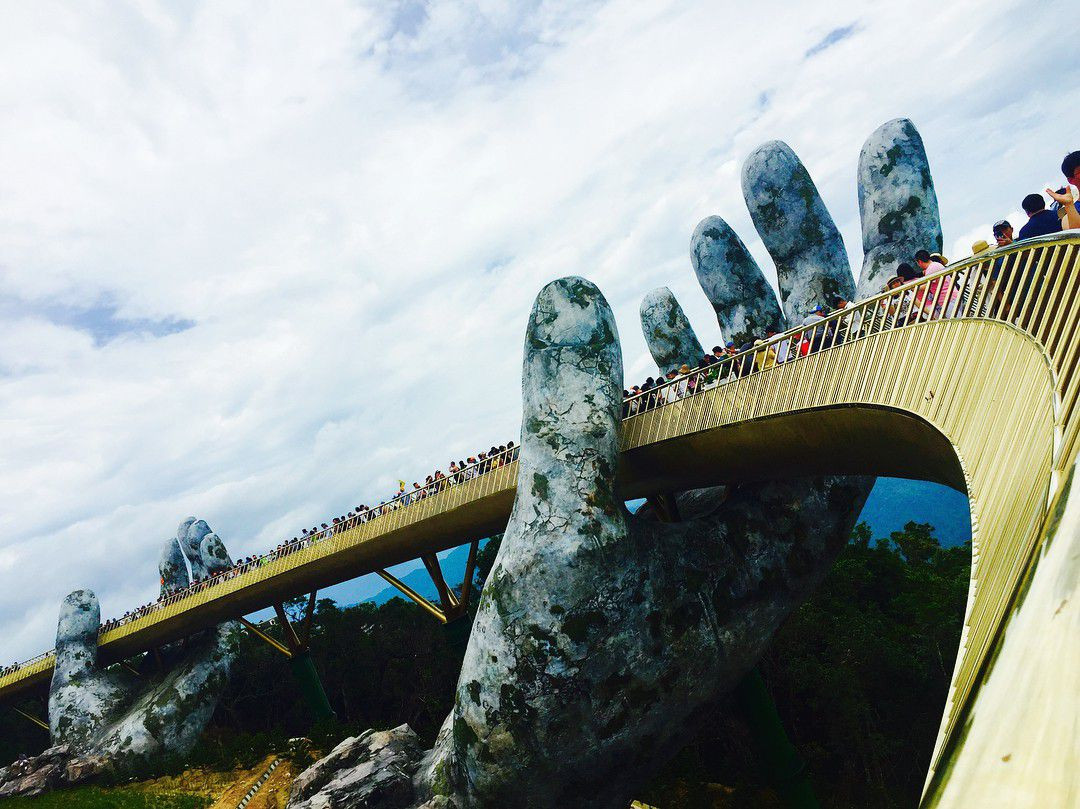 Chủ nhân của bức ảnh cầu Vàng quá tải nếu không chú thích thì có lẽ, chẳng ai nhận ra đây là công trình nổi tiếng bởi lẽ chỉ toàn thấy người và người chen lấn, lỉnh kỉnh ô dù và mũ nón để tránh nắng.