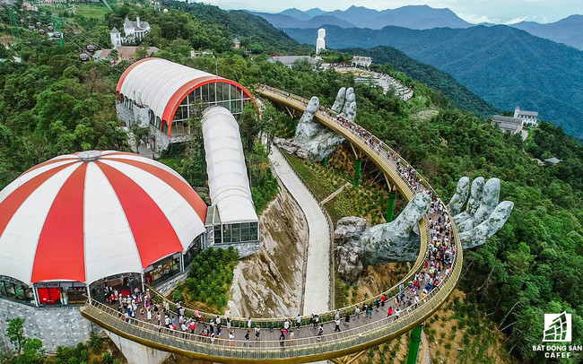 "Đi du lịch ngày lễ mà, đâu cũng vậy thôi. Chẳng lẽ có người vẫn ôm mộng đi du lịch một mình một cõi vắng vẻ không người à?".