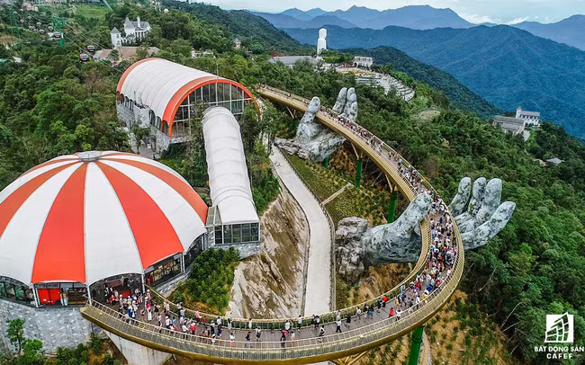 "Đi du lịch ngày lễ mà, đâu cũng vậy thôi. Chẳng lẽ có người vẫn ôm mộng đi du lịch một mình một cõi vắng vẻ không người à?".