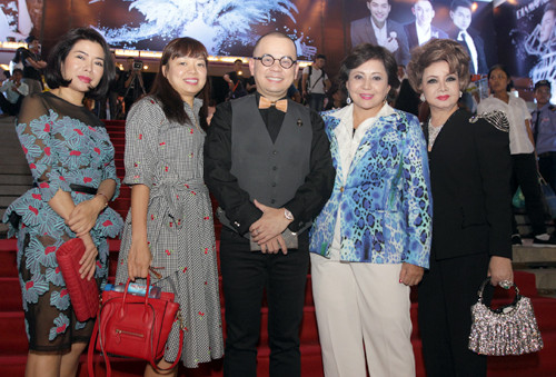 Nhiều bạn bè của Đàm Vĩnh Hưng đi xem show để ủng hộ tinh thần anh. Tối 30/9, nam ca sĩ phải vào bệnh viện khâu 6 mũi do cây sắt đâm vào bắp chân khi anh bị ngã từ sân khấu ở buổi tập.