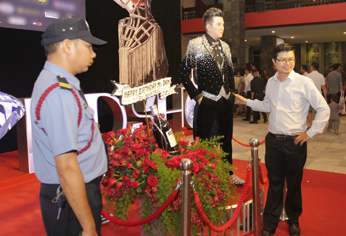 Ban tổ chức bố trí một nhân viên đứng canh bức tượng. Chân dung sáp Đàm Vĩnh Hưng được đặt ở sảnh Nhà hát Hòa Bình, TP HCM trong chương trình ngày 1 và 2/10. Sau đó, tác phẩm được mang ra Hà Nội phục vụ khán giả liveshow vào ngày 15/10.