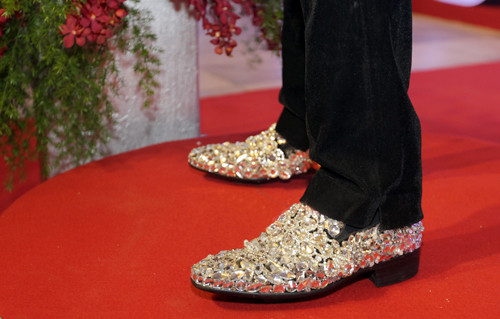 Đôi giày của Đàm Vĩnh Hưng vừa khít với chân tượng. Đàm Vĩnh Hưng chia sẻ đơn vị thực hiện phải nhiều lần gặp anh để đo đạc các chỉ số hình thể. Huấn luyện viên "Giọng hát Việt" kể: "Họ bắt tôi khỏa thân để lấy các số đo. Đây là công đoạn tiền kỳ phức tạp nhằm tạo ra tượng giống người thật ở từng chi tiết".