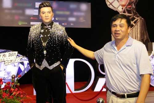 Một khán giả thử chạm vào tượng sáp.