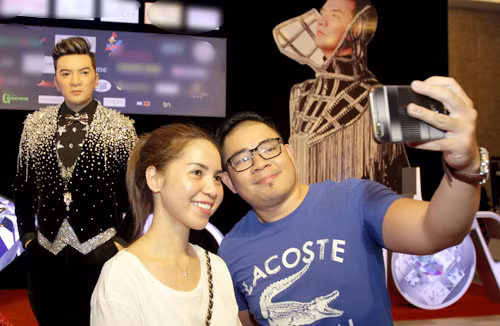 Nhiều người tranh thủ chụp lại khoảnh khắc ngộ nghĩnh bên bức tượng.