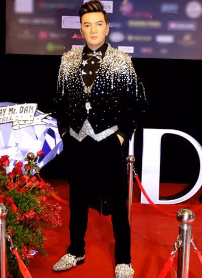 Hang tram khan gia vay quanh tuong sap Dam Vinh Hung