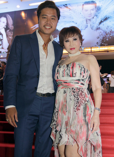 Người mẫu Vũ Hoàng Việt (trái).