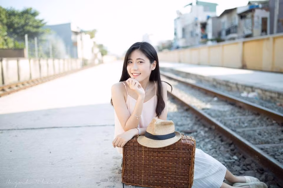 Phạm Thùy Linh sinh năm 1999, cô nàng này hiện đang sinh sống và học tập tại TP HCM, trong clip chia tay tuổi học trò vừa qua tại trường THPT Trưng Vương, cô bạn này gây ấn tượng sâu sắc với nụ cười tựa thiên thần.