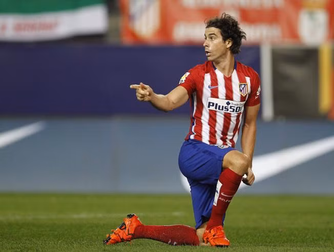 Tiago Mendes đã 35 tuổi và chơi đầy dũng mãnh nơi tuyến giữa của Atletico Madrid. Song tiền vệ người Tây Ban Nha này vẫn luôn giữ được cái đầu lạnh dù phải thi đấu ở nhiều điểm nóng va chạm trên sân.