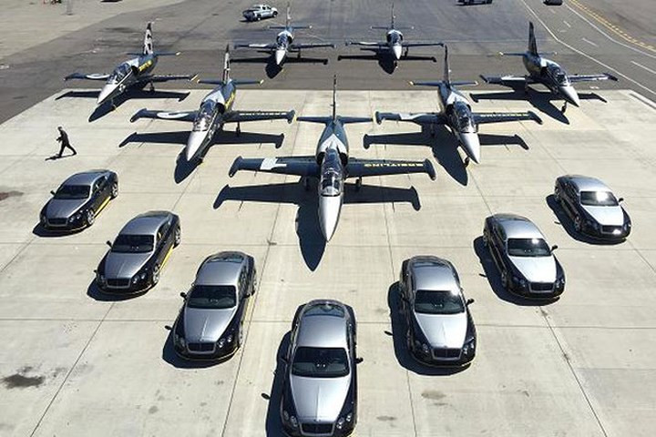 Những chiếc Bentley GT được đặt làm riêng này là dòng xe có tốc độ cao nhất mà hãng Bentley từng chế tạo, và đương nhiên mức giá cũng không hề dễ chịu, lên tới 300.000 USD. Trên thế giới chỉ có 7 chiếc xe loại này, với thiết kế cảm hứng từ đội máy bay biểu diễn Breitling. (Ảnh: Internet)