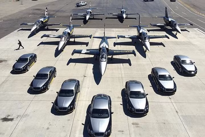 Những chiếc Bentley GT được đặt làm riêng này là dòng xe có tốc độ cao nhất mà hãng Bentley từng chế tạo, và đương nhiên mức giá cũng không hề dễ chịu, lên tới 300.000 USD. Trên thế giới chỉ có 7 chiếc xe loại này, với thiết kế cảm hứng từ đội máy bay biểu diễn Breitling. (Ảnh: Internet)