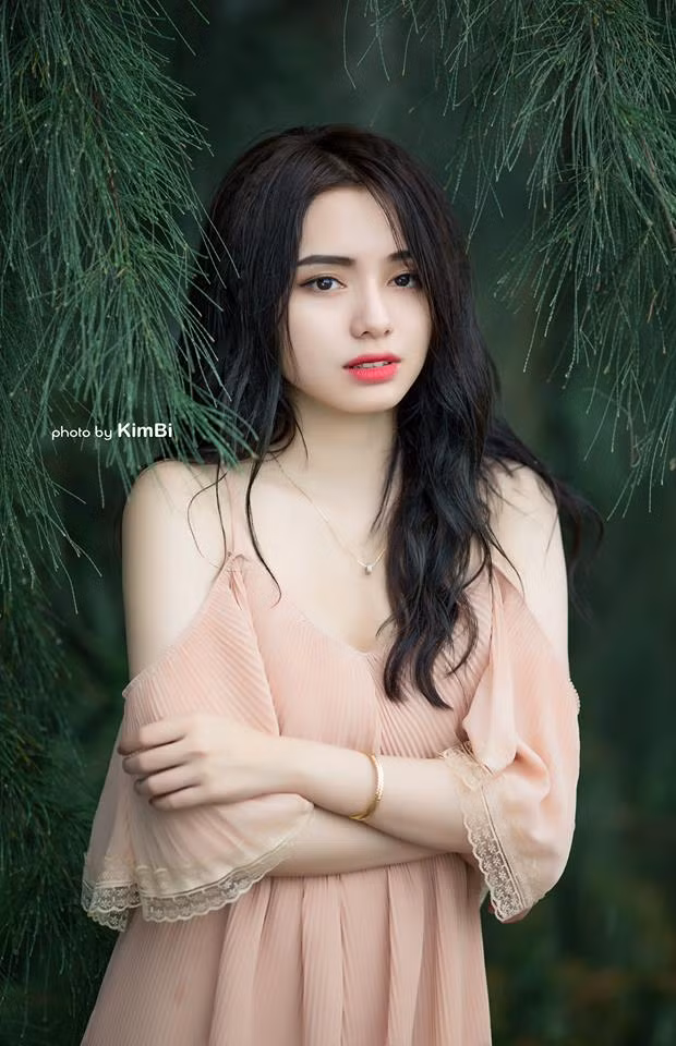 Nữ sinh Long An được nhắc tới có tên Lê Huỳnh Ngân Quỳnh (18 tuổi). Sau khi tốt nghiệp cấp 2, cô bạn 9X này làm nhân viên giới thiệu sản phẩm của một công ty công nghệ lớn trên địa bàn TP Long An.