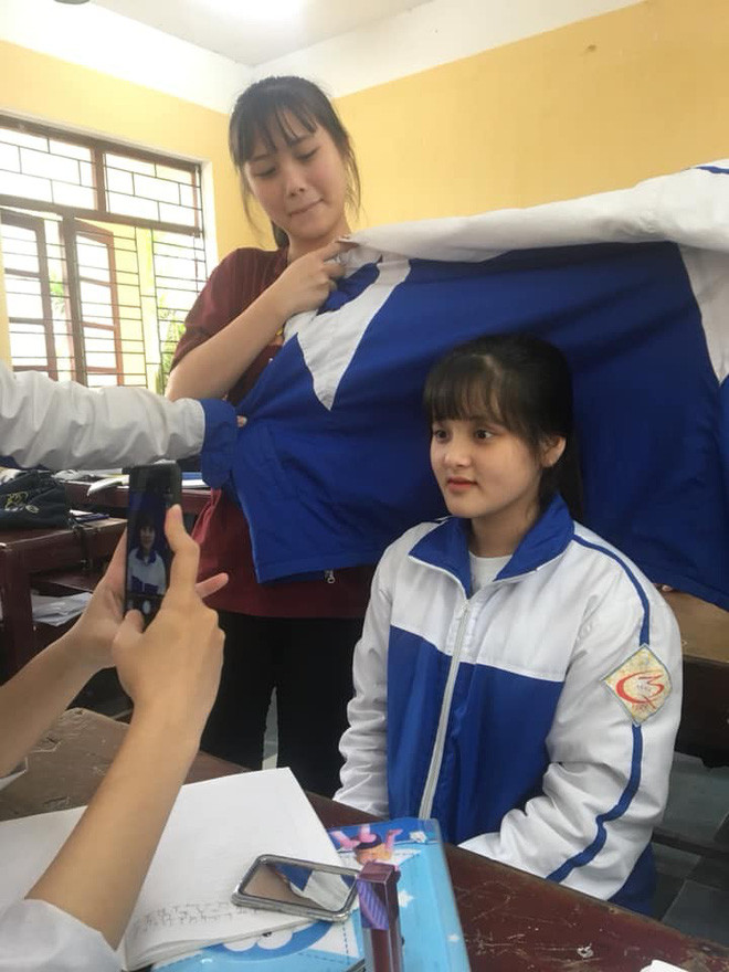 Đối với các học sinh thì để có tấm ảnh thẻ "không nhất thiết" phải ra tiệm chụp ảnh bởi họ có rất nhiều cách có thể tạo ra chúng ngay tại chính lớp học.