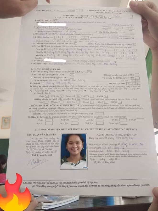 Có lẽ chụp ảnh thẻ chính là "nỗi kinh hoàng" với rất nhiều người. Bởi đó là thời điểm mà chúng ta luôn phải chụp "cận cảnh" khuôn mặt nghiêm túc mà không được thoải mái nhí nhố tạo dáng hay chỉnh sửa ảnh cho thật "lung linh" như những tấm thường.